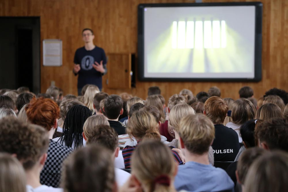 Skoleelever hører Jesper Sehested oplæg om livet som ordblind