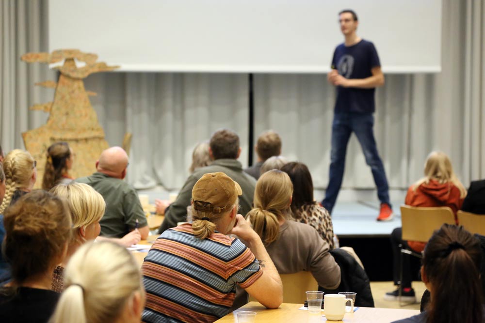 Forældre til ordblinde lytter til Jesper Sehested om livet som ordblind og hvad de kan gøre.
