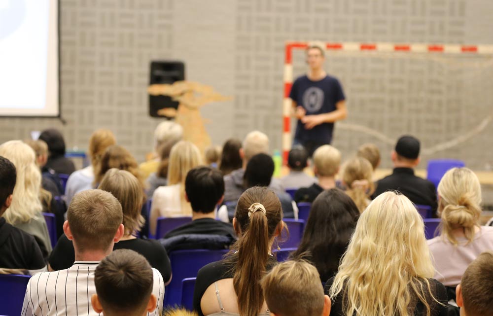 Elever lytter til foredrag af Jesper Sehested om livet som ordblind